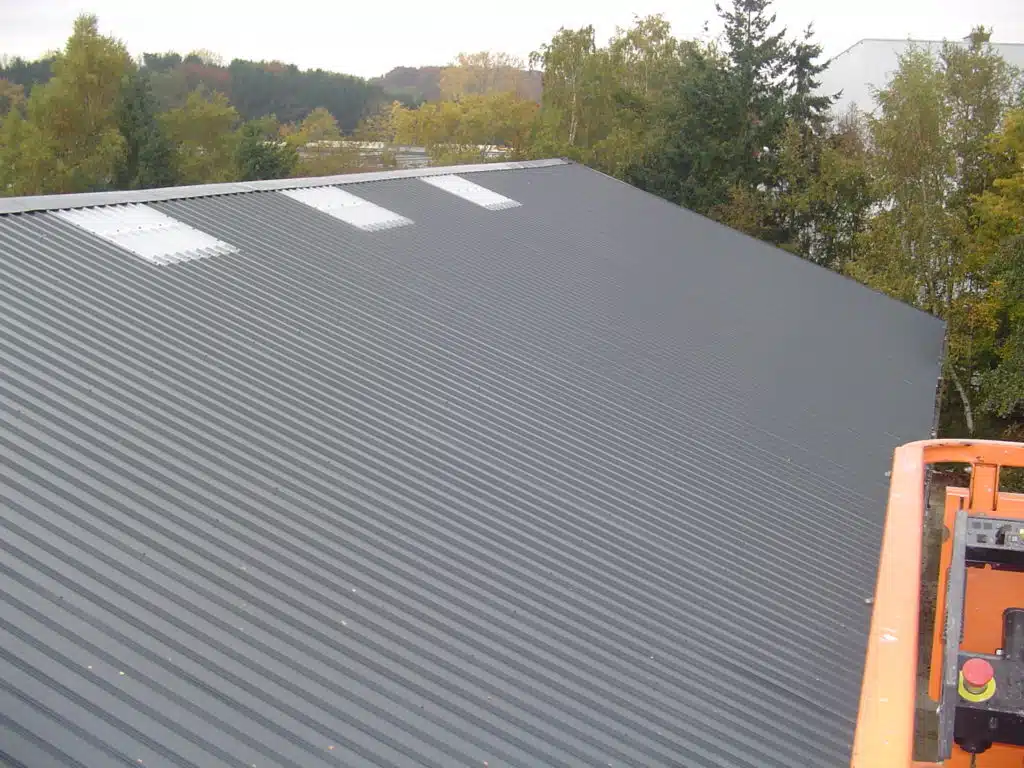 Dak van een bedrijfshal met lichtdoorlatende platen