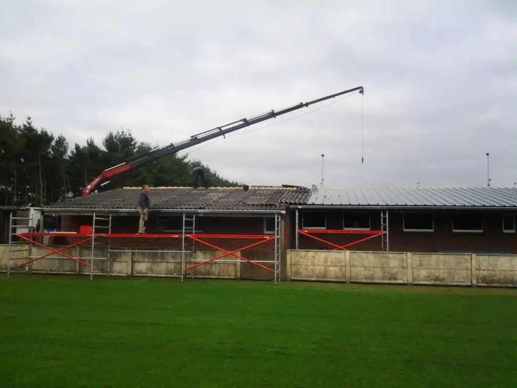 Plaatsing van dakplaten op een voetbalkantine