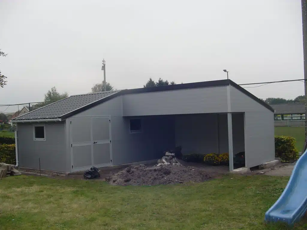 Tuinhuis met dubbele deur en afdakje